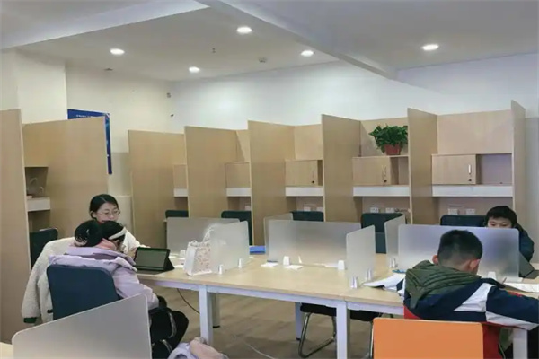 学易知AI自习室 智能教育咨询服务的新标杆